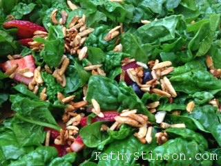spinach salad with berries and almonds